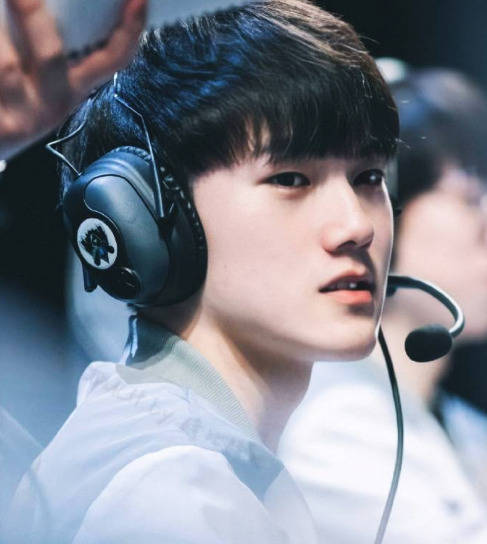 LPL春季赛今日首发：Doinb中路对决小虎